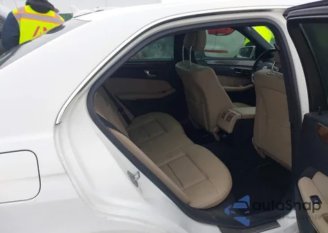 2010 Mercedes-Benz E 350 4Matic z USA, uszkodzony, nr VIN WDDHF8HB1AA127198